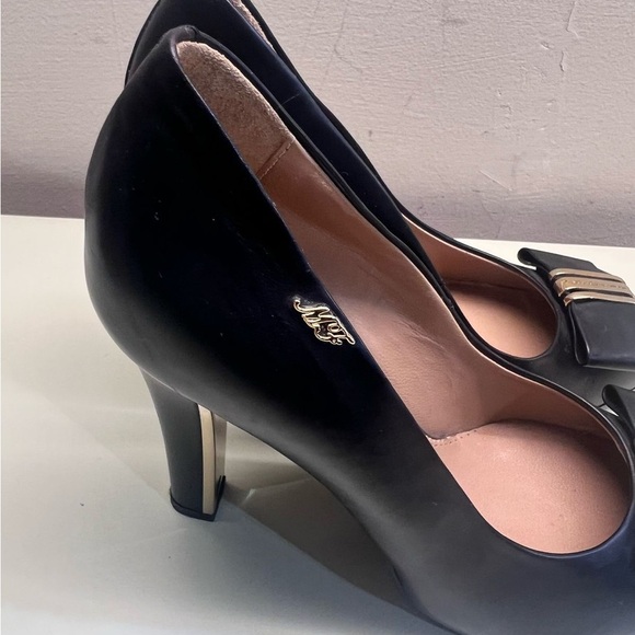 Italian Elegant Black Leather Heels with Bow - Picture 3 of 10